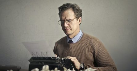 pisarz-piszacy-na-maszynie